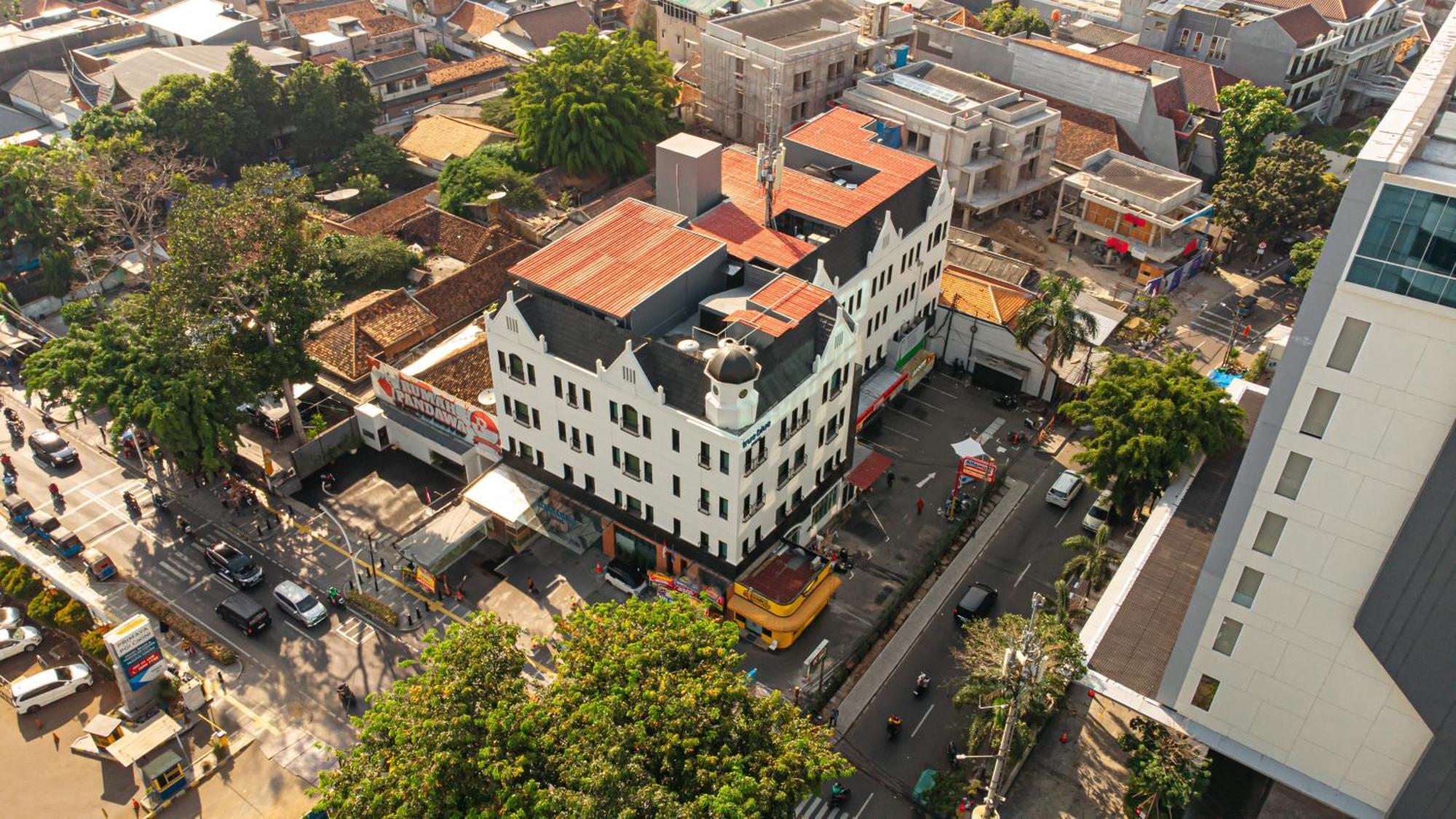 True Blue Hotel Menteng Jakarta Exterior photo